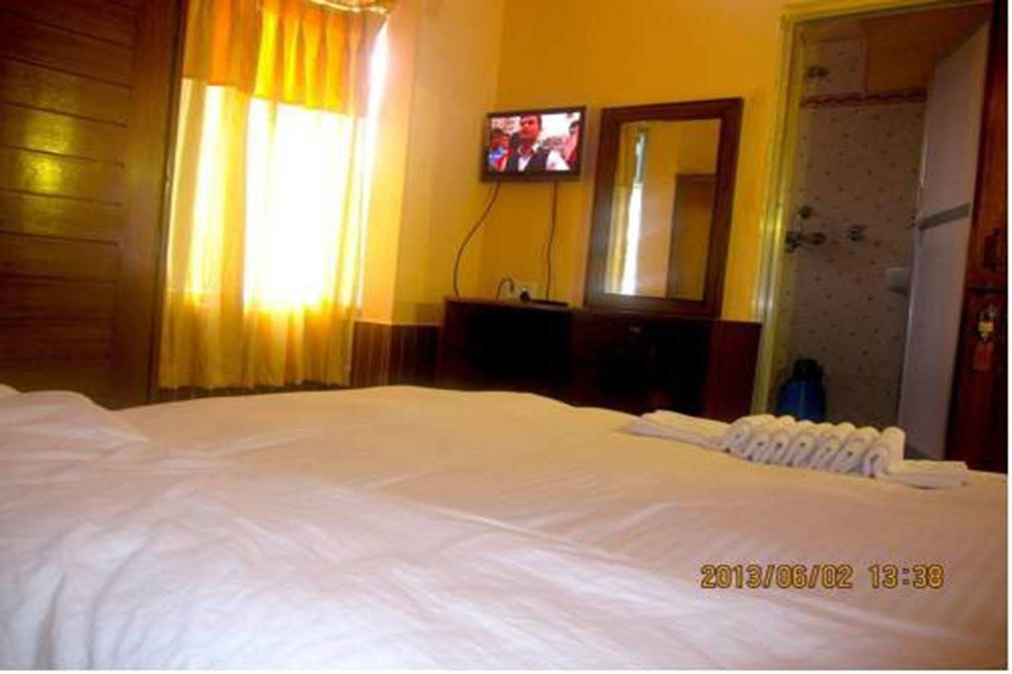 Hotel Half Moon Pokhara Exterior photo