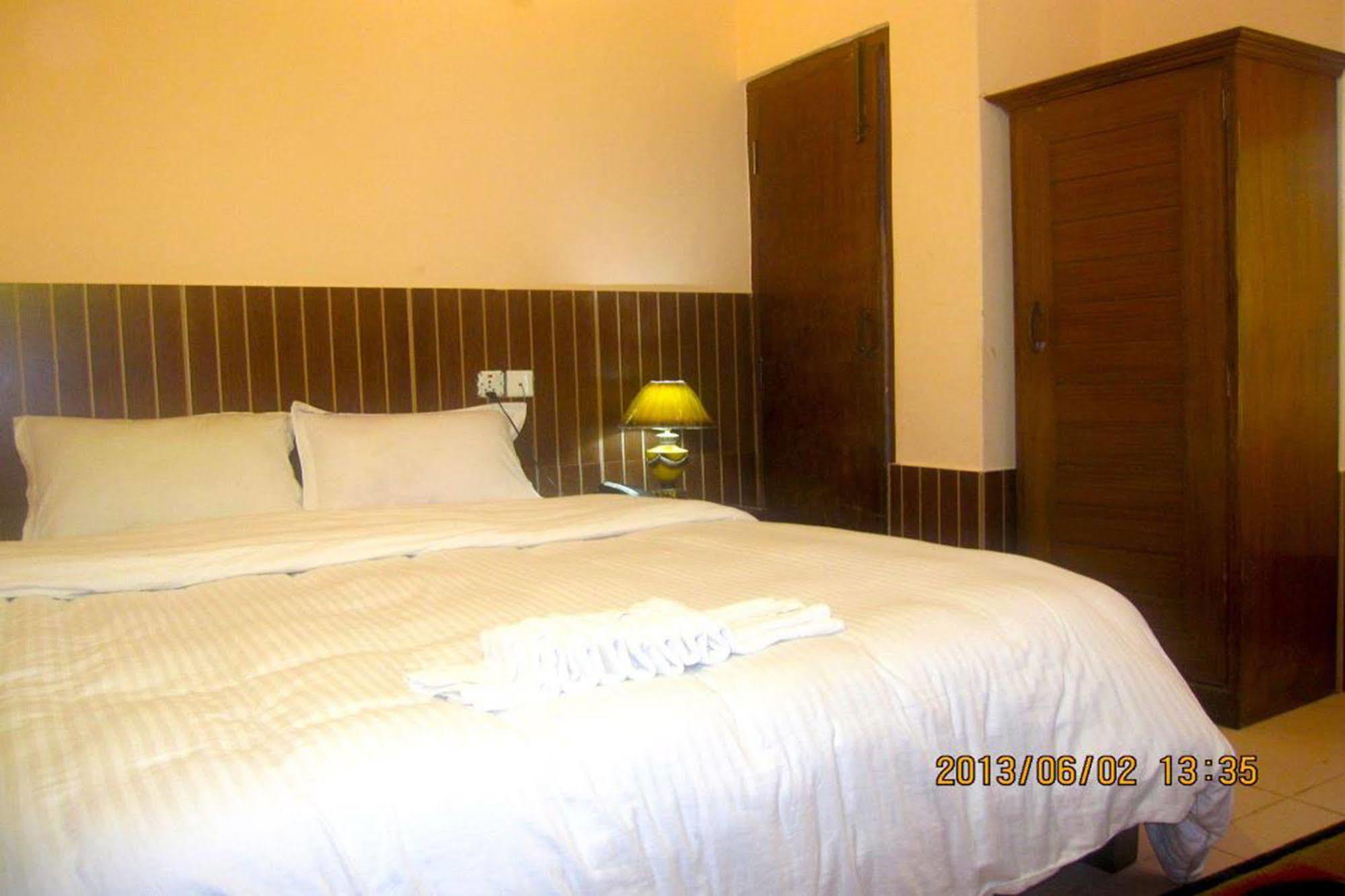 Hotel Half Moon Pokhara Exterior photo