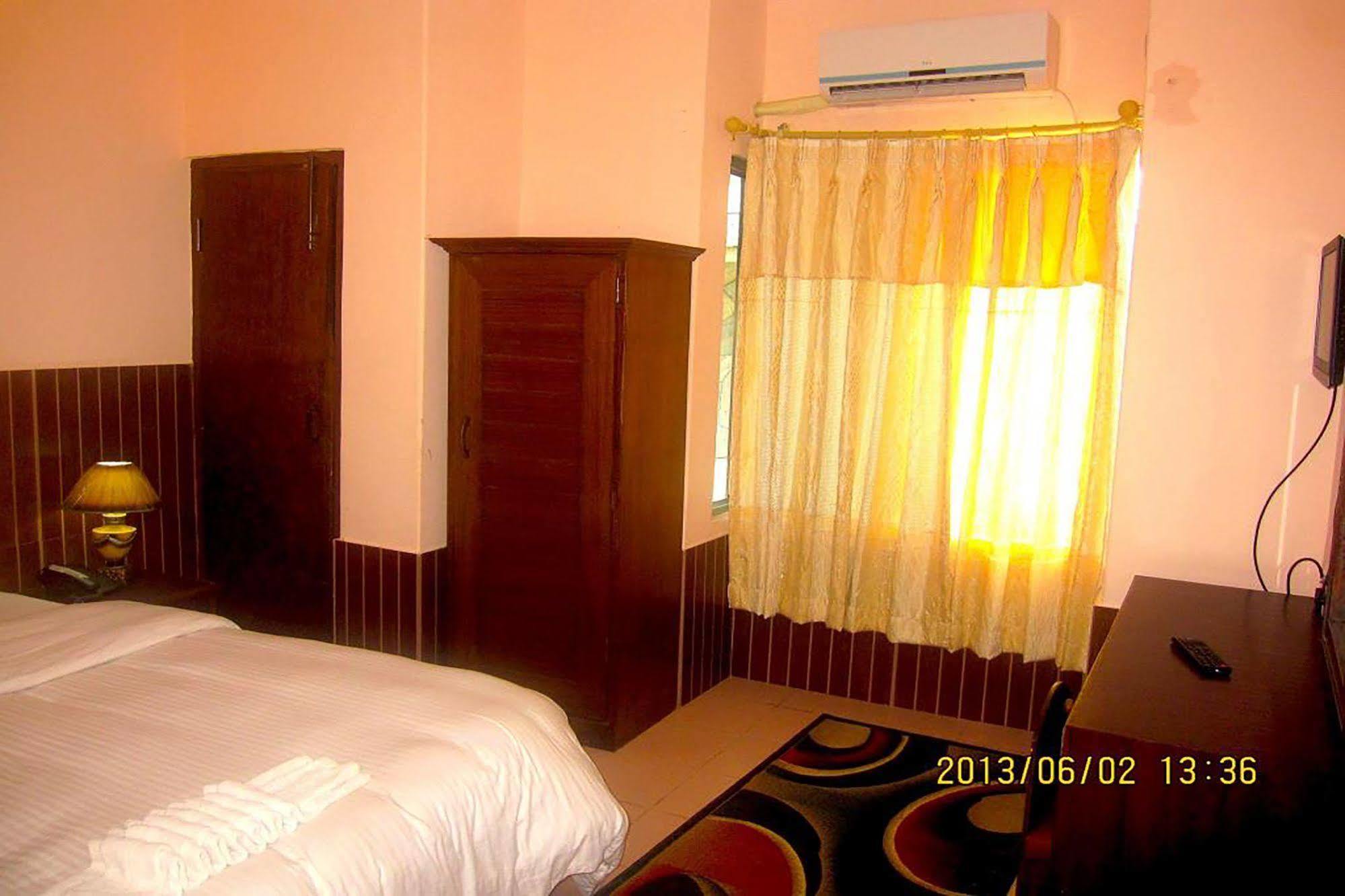 Hotel Half Moon Pokhara Exterior photo
